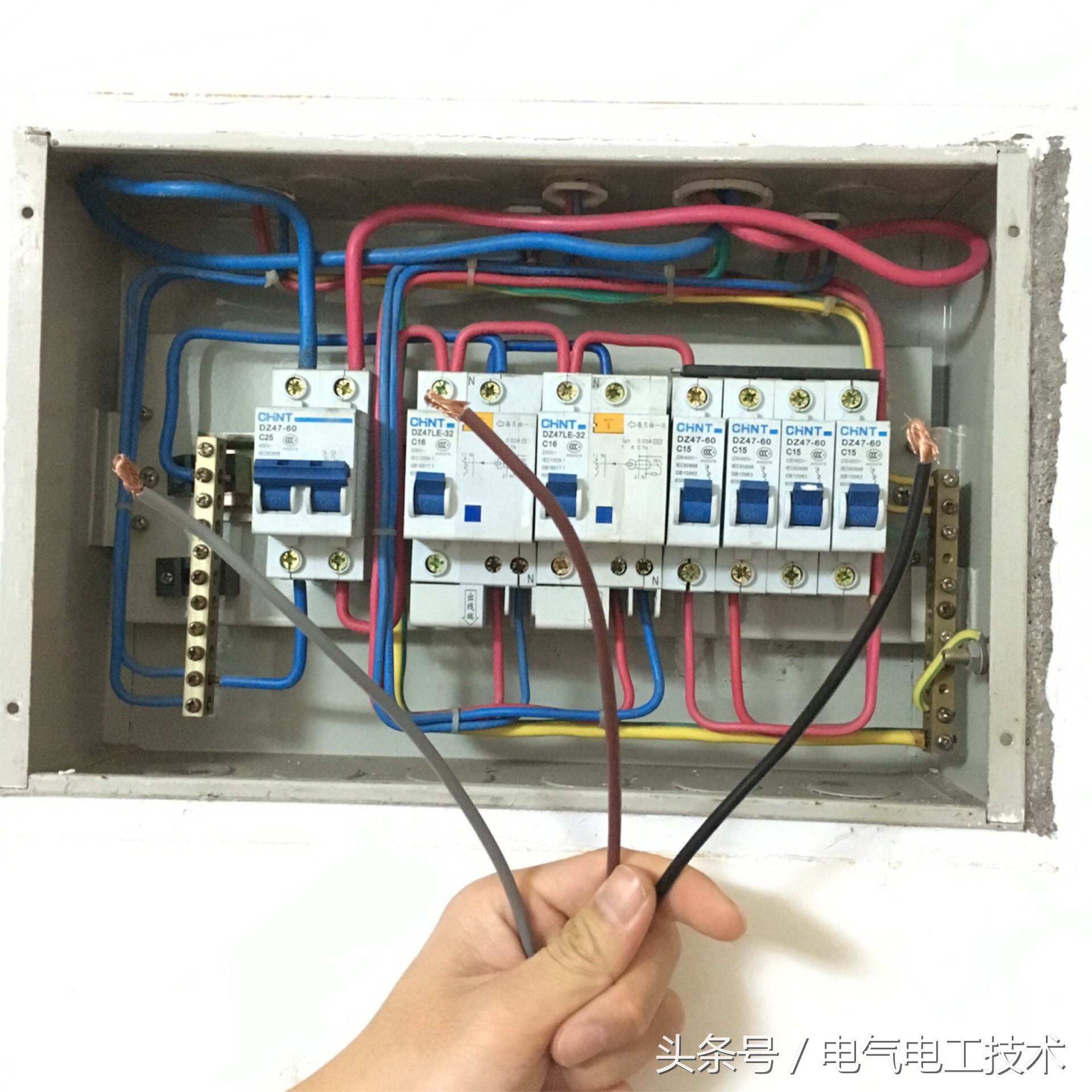 配电箱带电：火线零线地线怎么接？哪个先？老电工：接线顺序很重要