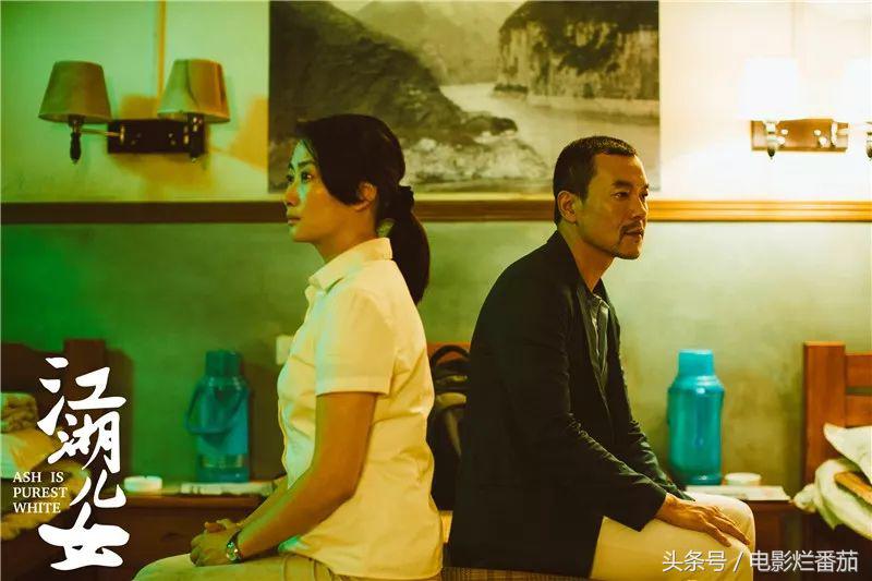 用脸盆喝酒的年代一去不返，明明是江湖片，却拍出了30年世道人心