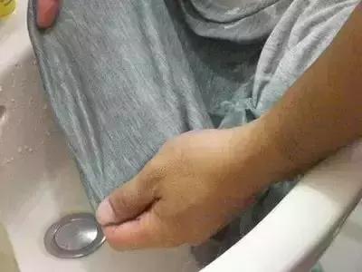 衣服不管染上什么只需一招,衣服染到污渍怎么洗掉