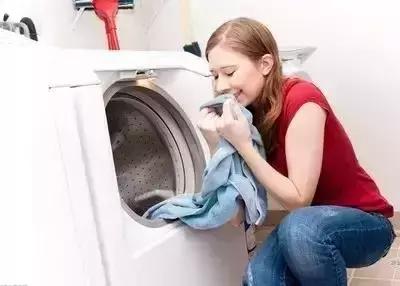 衣服不管染上什么只需一招,衣服染到污渍怎么洗掉