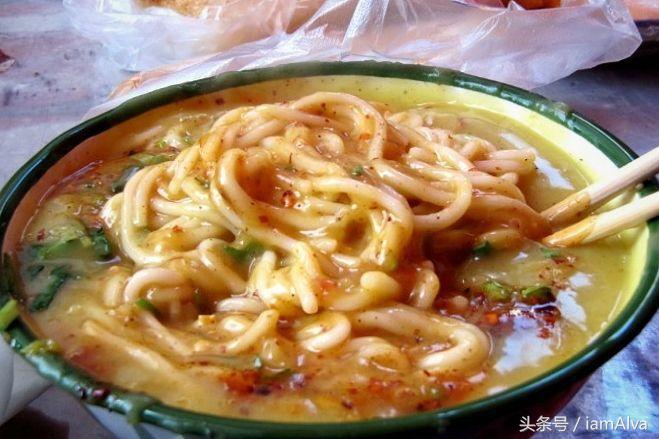 简单介绍一下云南过桥米线,云南特色美食过桥米线和酸辣米线