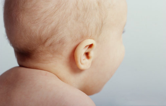 新生儿耳朵进水怎么办，应快速使水流出后擦干