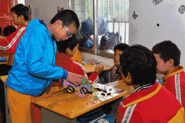 一群外来人带着「梦想」的旅行箱，打碎了山娃娃们的平静生活……
