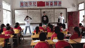 一群外来人带着「梦想」的旅行箱，打碎了山娃娃们的平静生活……