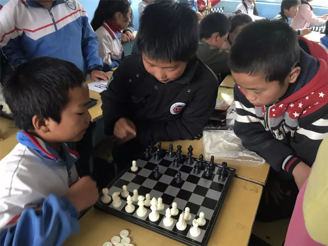 一群外来人带着「梦想」的旅行箱，打碎了山娃娃们的平静生活……