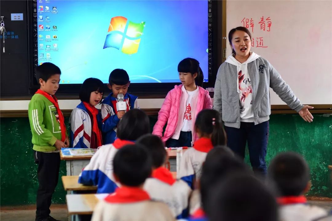 一群外来人带着「梦想」的旅行箱，打碎了山娃娃们的平静生活……