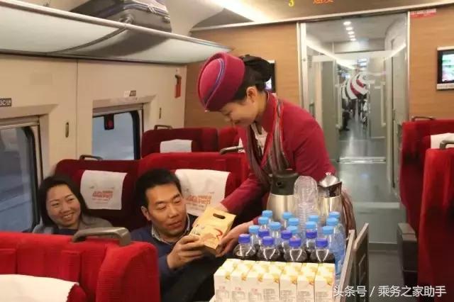 告诉你什么是“大家的动姐”-新时代高铁动车餐服员