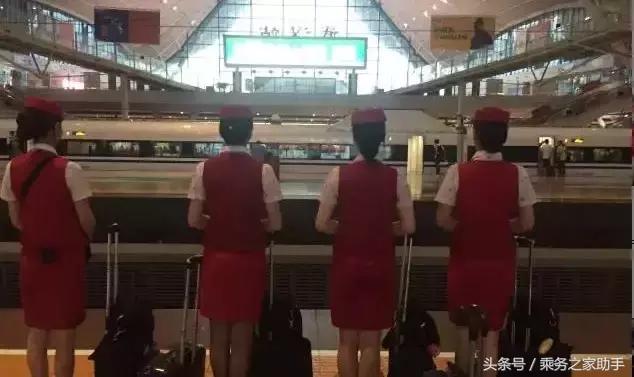 告诉你什么是“大家的动姐”-新时代高铁动车餐服员