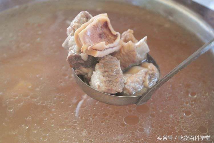 炖排骨汤时，先放盐还是后放盐？好多人弄错了，难怪肉很柴
