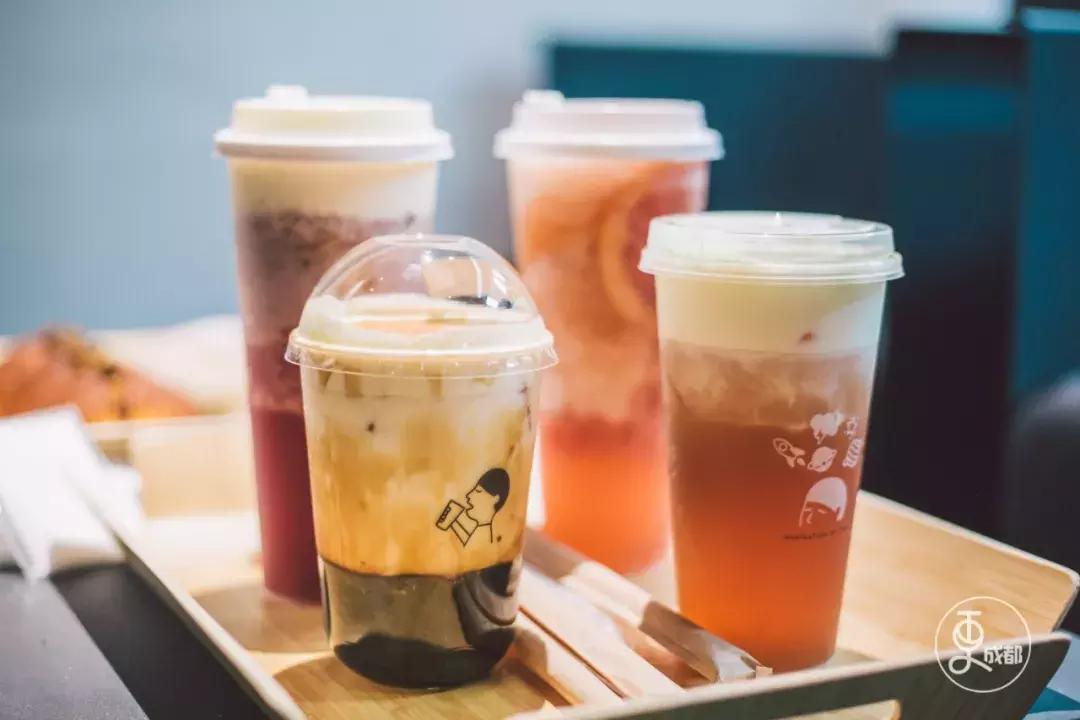 今天刷爆成都人朋友圈的网红奶茶店，卖起了五粮液水果茶和川菜！