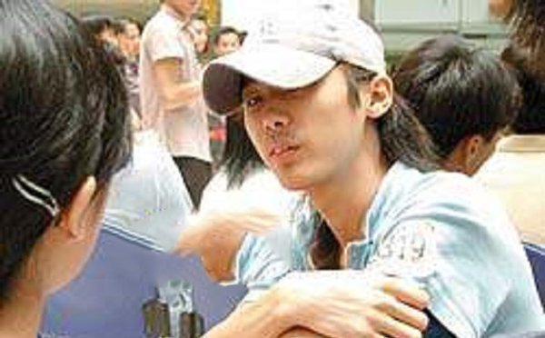 他们被称为“广州三怪杰”，同演《少林足球》，只有他一人红了