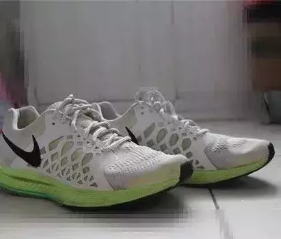 鞋子发黄发霉怎么变白生活小妙招,鞋子发霉了怎么洗掉黑点