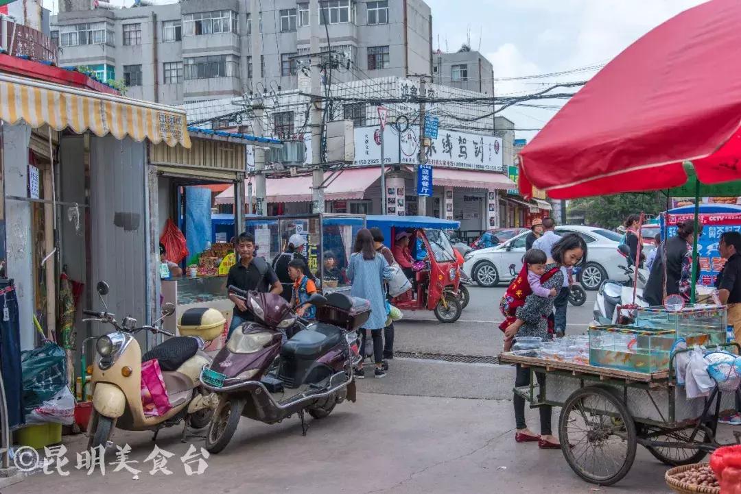 藏在昆明古镇里的米线店，上过《舌尖上的中国》，门口奔驰宝马