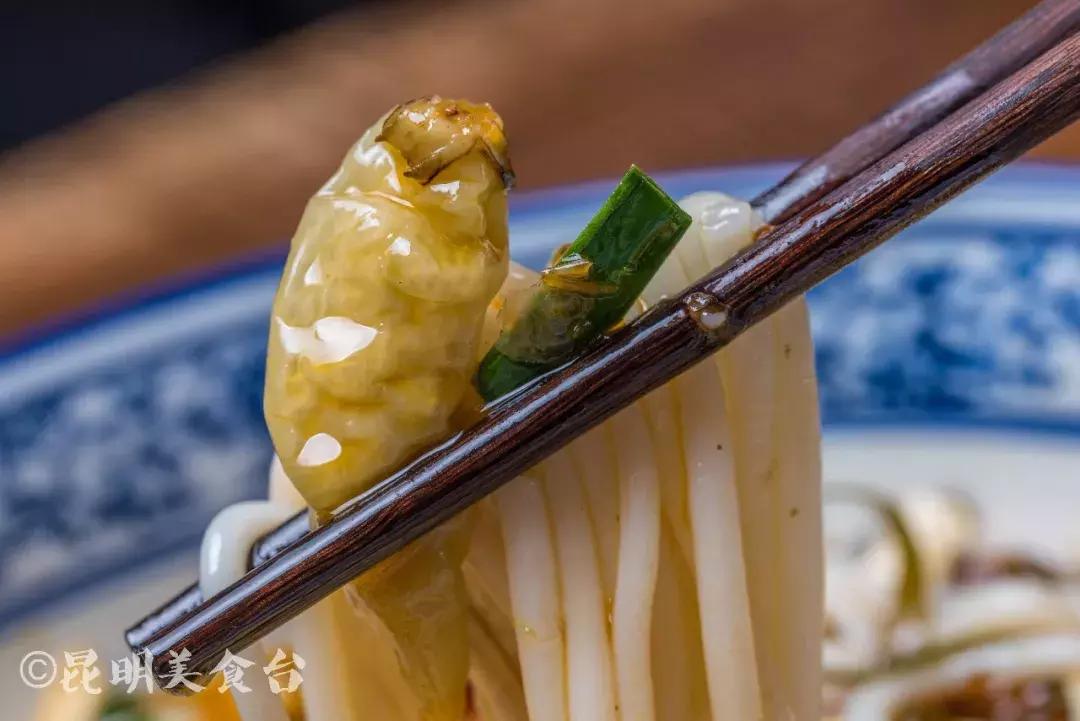 藏在昆明古镇里的米线店，上过《舌尖上的中国》，门口奔驰宝马