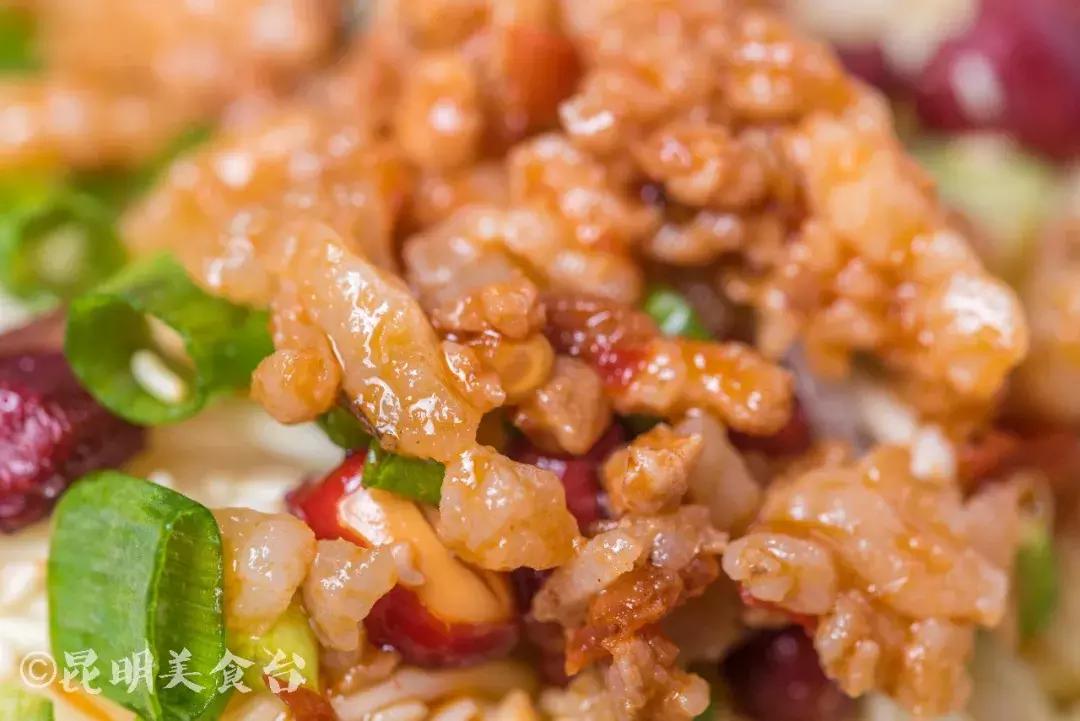 藏在昆明古镇里的米线店，上过《舌尖上的中国》，门口奔驰宝马