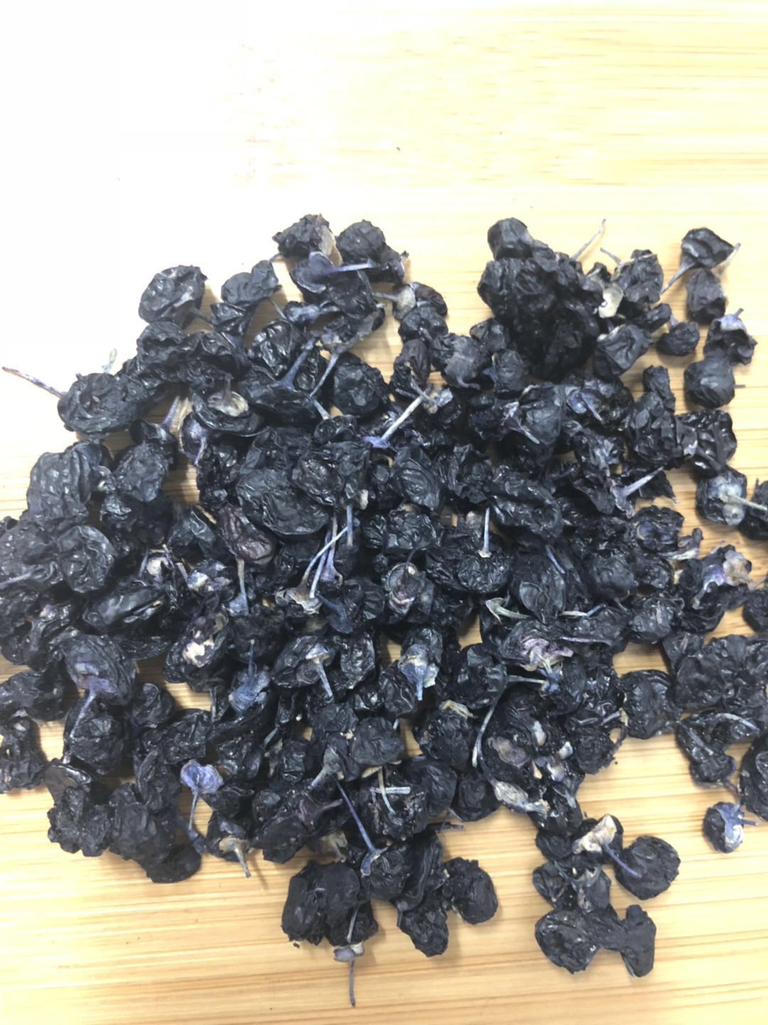 黑枸杞怎么识别有没有上色,怎样识别种植和野生黑枸杞