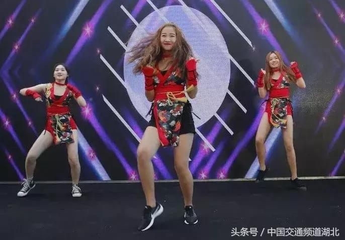 武汉百人吃鸡大秀，地表最快或特技鬼才？解密载具中的“战斗机”