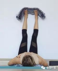 在家怎么借用墙壁做瑜伽,墙壁瑜伽初学者教程