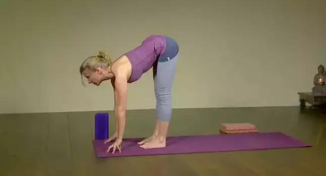 瑜伽跪变躺正确姿势,瑜伽跪球训练