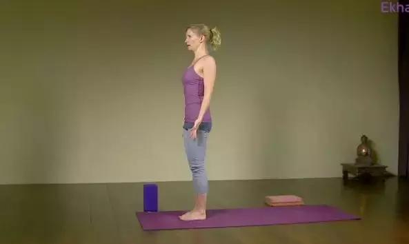 瑜伽跪变躺正确姿势,瑜伽跪球训练