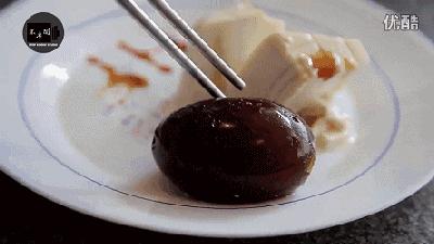 外国人第一次吃皮蛋恶心的要吐了,外国人吃皮蛋恶心到吐