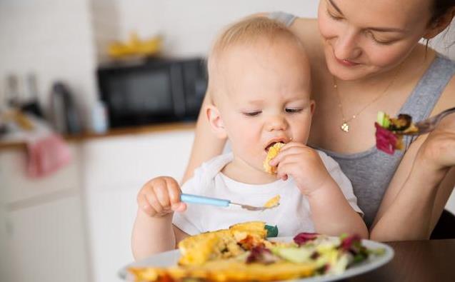频繁夜奶的宝宝多大断奶好,频繁喂夜奶会导致孩子积食吗