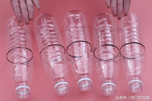 把4个塑料瓶粘一起,五个塑料瓶粘在一起