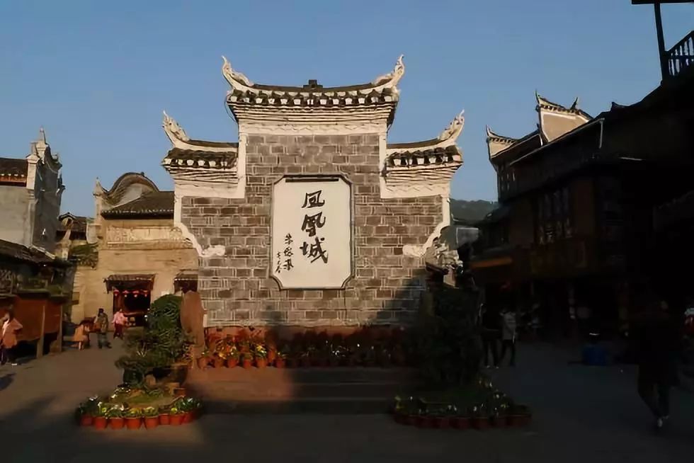 湖南凤凰古城红色旅游,红辣椒旅游