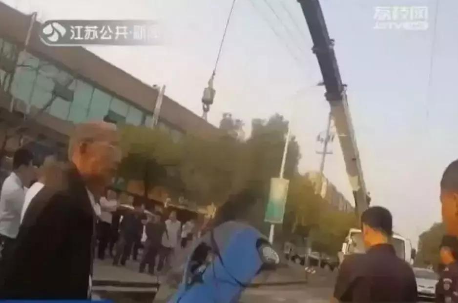 奉劝大家珍爱生命远离女司机,女司机真的不用当心了吗