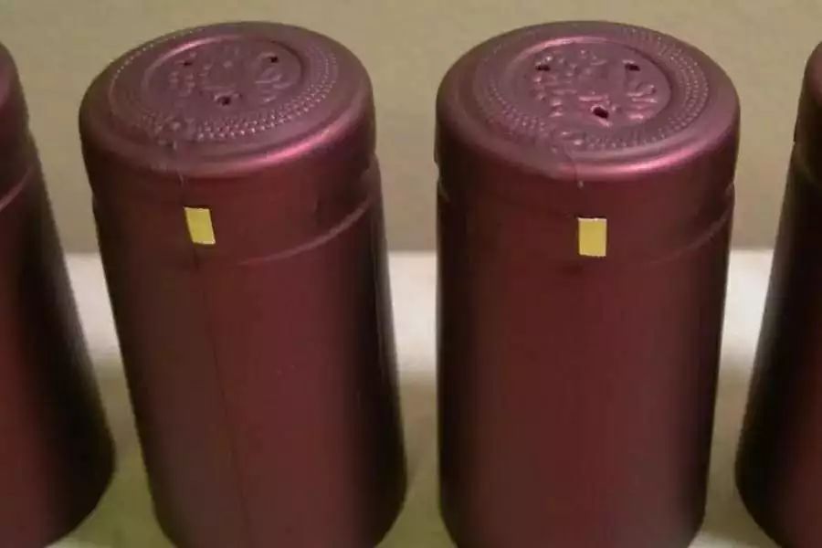 葡萄酒瓶帽小孔的作用,葡萄酒瓶盖上有小孔