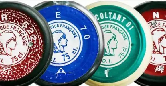 葡萄酒瓶帽小孔的作用,葡萄酒瓶盖上有小孔