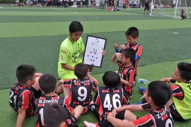 孩子踢球怎么能内心强大,怎么培养自己的孩子练足球