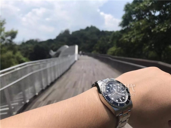 劳力士间金黑水鬼二手表价格,劳力士带日历的黑水鬼有夜光