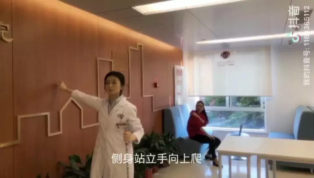 肩膀疼抬不起胳膊用什么药,肩膀疼抬不高肩周炎一根棍子搞定