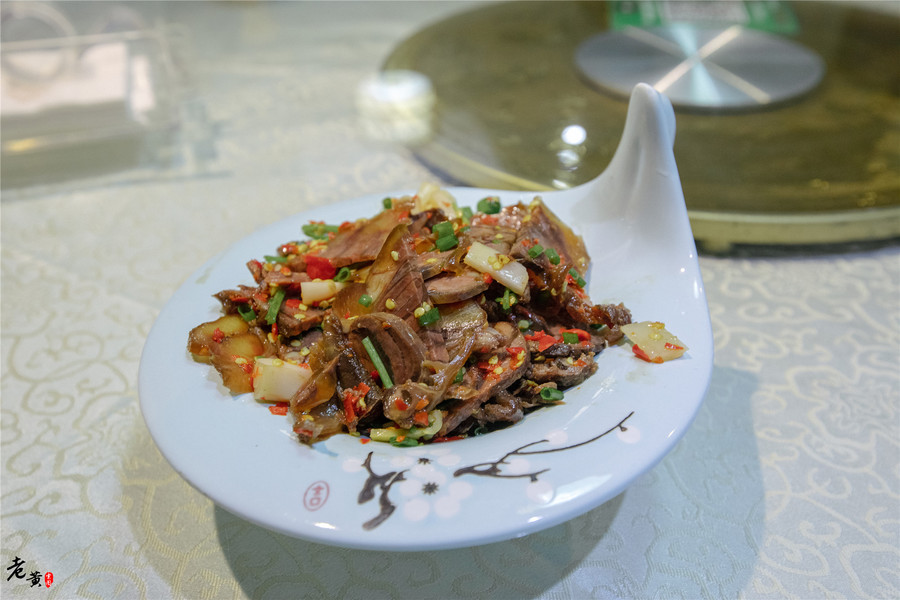 玩大了，在雅安吃鱼还送你“宝剑”，而且宝剑借助传说，寓意极佳