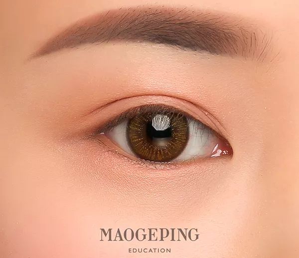 眼妆怎么画显大又干净日常,眼妆这样画瞬间放大眼睛2倍