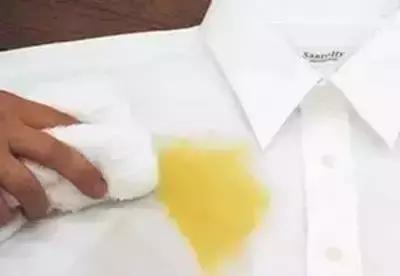 红色衣服染上黑色怎么洗掉妙招,衣服不管染上什么如何清洗