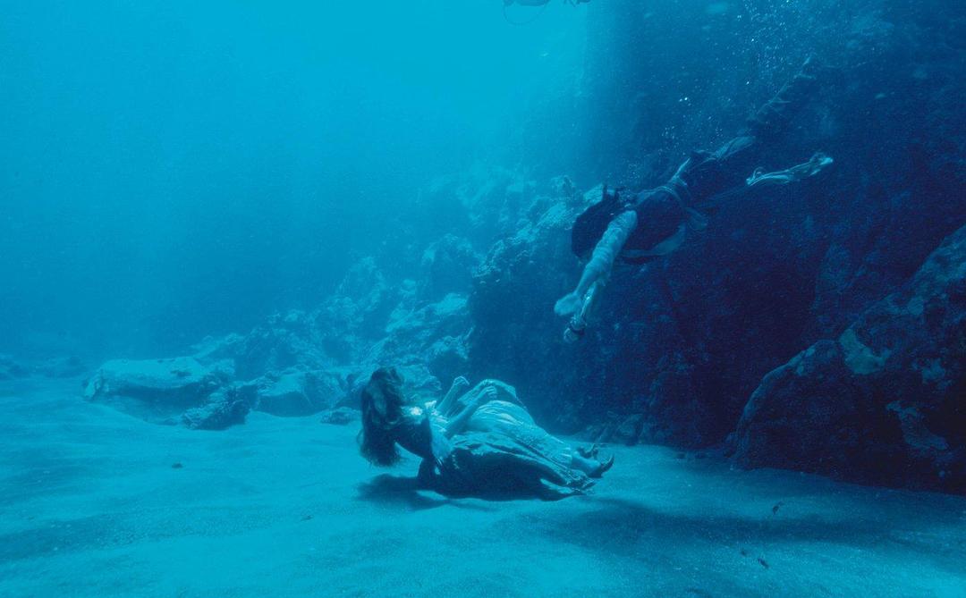 石头姐穿裙子,石头姐穿蓝裙子的一部电影