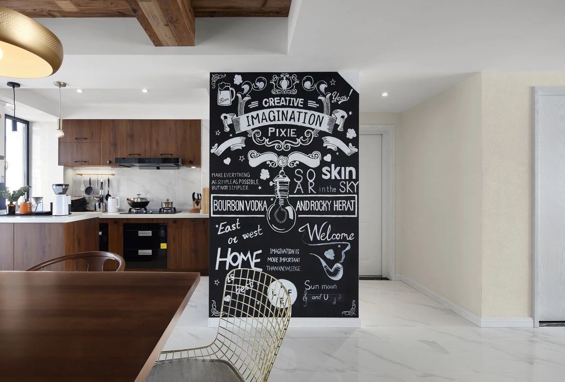 刚刷的大白墙被熊孩子弄个黑印,白墙被小孩涂了