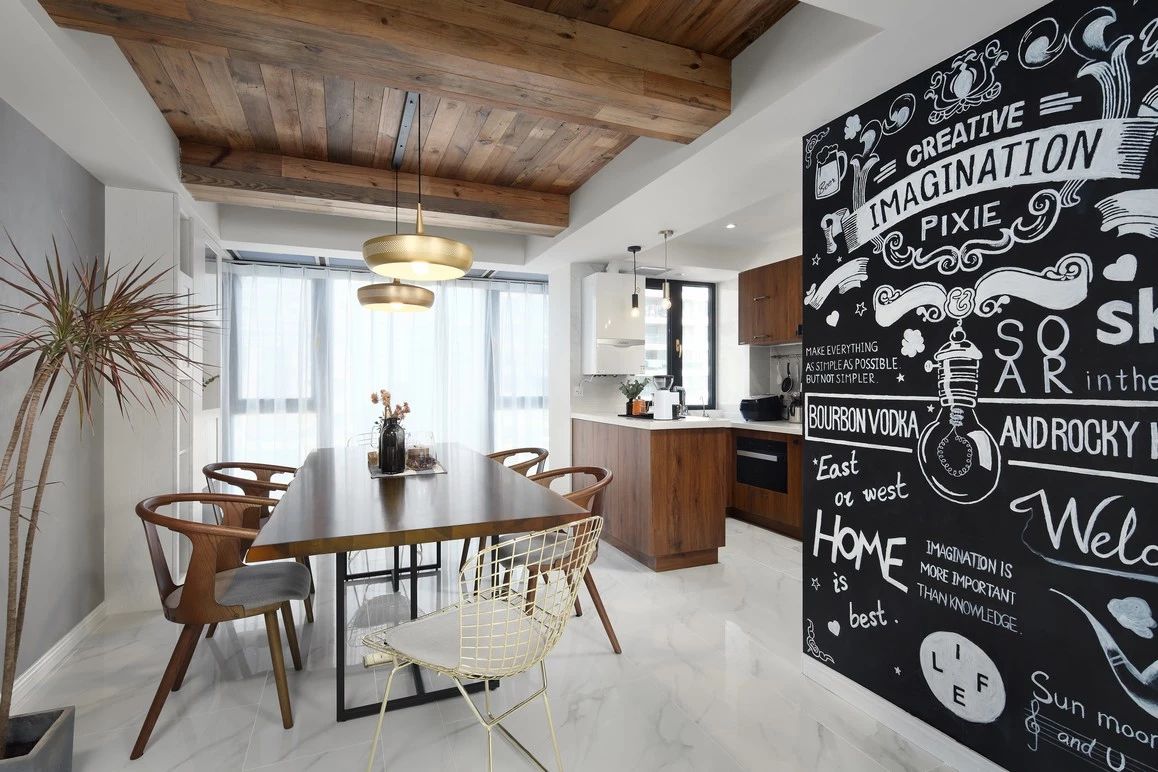 刚刷的大白墙被熊孩子弄个黑印,白墙被小孩涂了