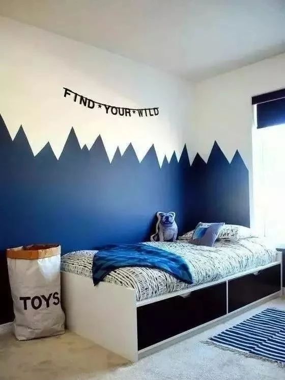 刚刷的大白墙被熊孩子弄个黑印,白墙被小孩涂了