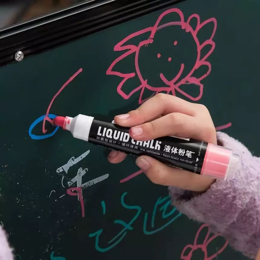 刚刷的大白墙被熊孩子弄个黑印,白墙被小孩涂了