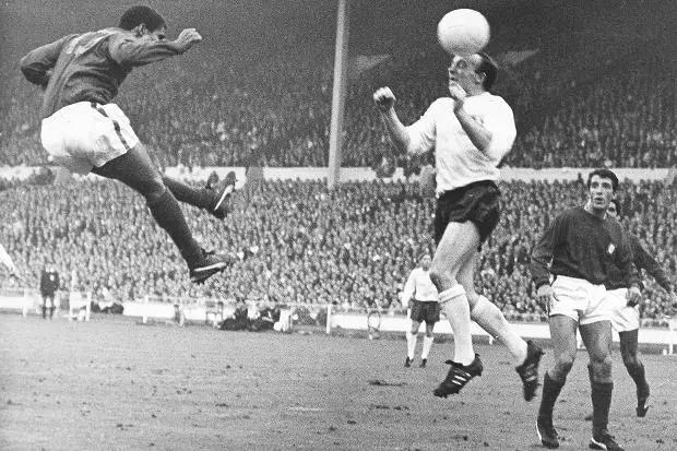 足球鞋耐克和阿迪哪个好,足球鞋为什么不好卖