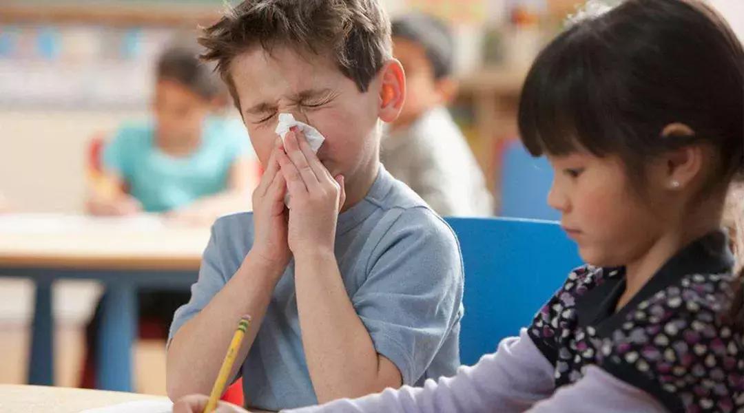 孩子常打喷嚏流鼻涕该怎么办,孩子经常流鼻涕打喷嚏是怎么回事