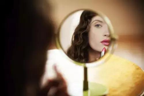 嘴巴太干润唇膏也用不好怎么办,适合嘴唇干裂的唇膏推荐