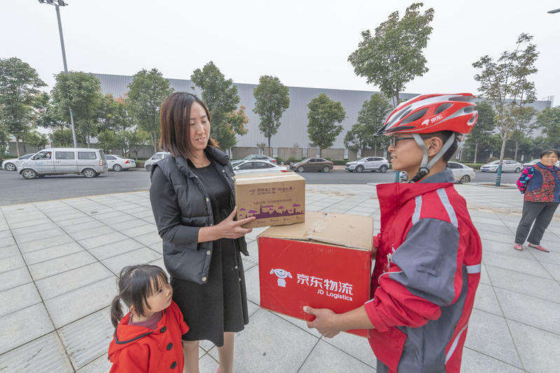 天上飞来外国货农家人足不出户也能“买全球”看京东物流在陕布局一件“全球购”串起的配送全“链条”