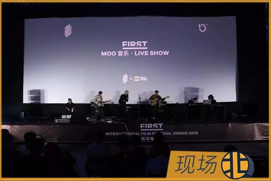 戴上眼罩该听什么歌,戴着眼罩弹钢琴