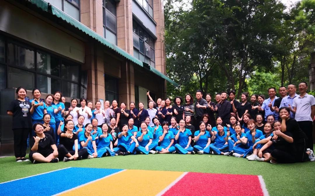 24名成都家长告诉你育文好在哪？受宠爱独生女竟变成贴心大姐姐