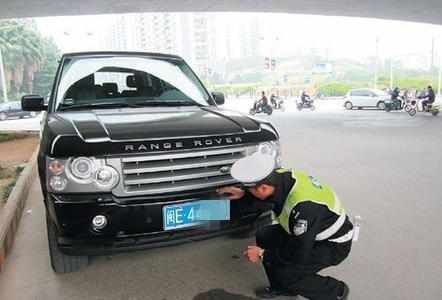 汽车车牌处有4个螺丝孔的，装两个就不行了