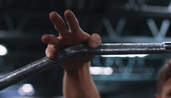 想要练宽背部？高位下拉的动作分析，握法握距到动作细节